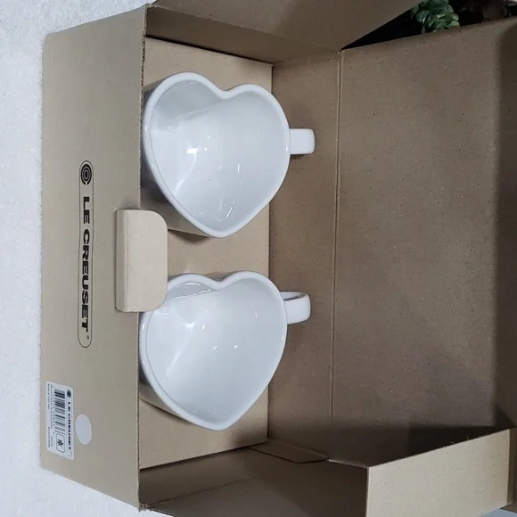 Set of 2 White Heart Mugs & Saucers  Plus Matching Salt & Pepper Le Creuset NEW - Picture 8 of 8